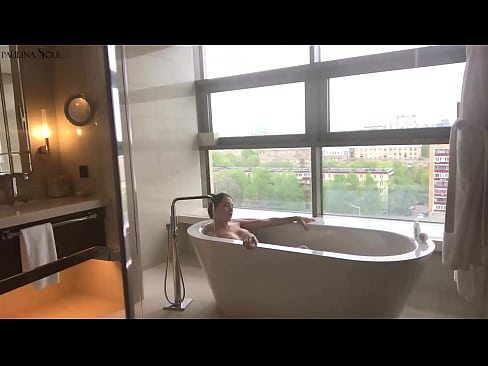 ❤️ 巨大的宝贝 激情地在浴室里撸起了她的阴部 at us️❤