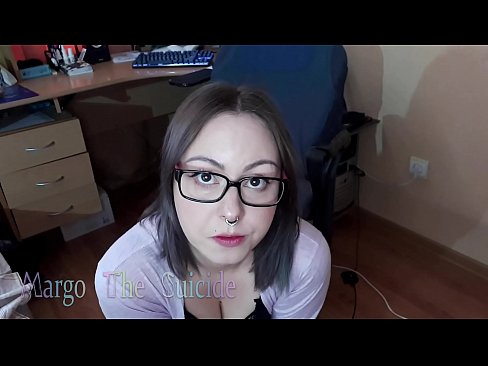 ❤️ 性感的眼镜女孩在镜头前深深地吸吮假阳具 at us️❤