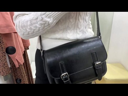 ❤️ 年轻婊子FeralBerry在试衣间用假阳具公开自慰 at us️❤